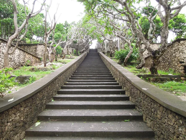 Schody w pura luhur uluwatu świątyni na bali, Indonezja — Zdjęcie stockowe