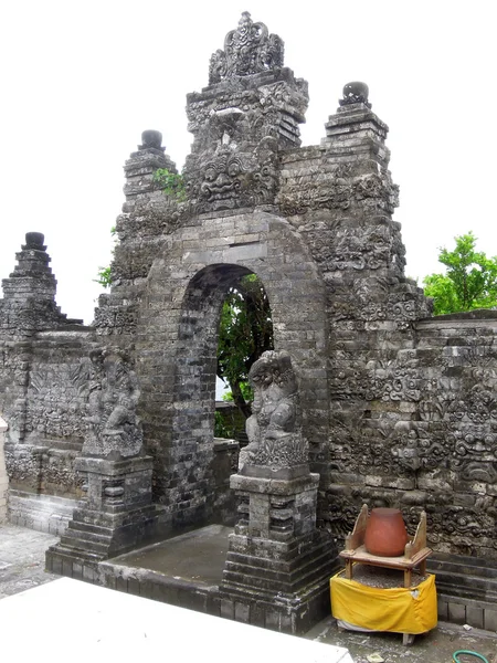 Endonezya, Bali 'deki Pura Luhur Uluwatu Tapınağı' ndaki kapı — Stok fotoğraf