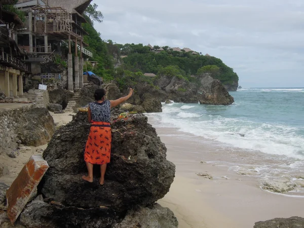Genç Endonezya sunan hediyeler bir kayalık plaj — Stok fotoğraf