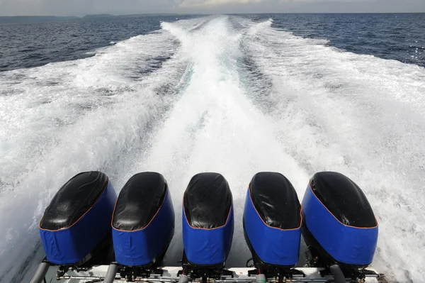 Boot kielzog op het water — Stockfoto