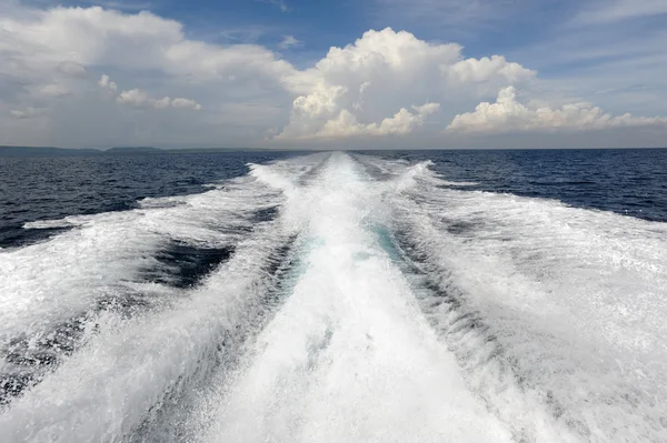 Réveil en bateau sur l'eau — Photo