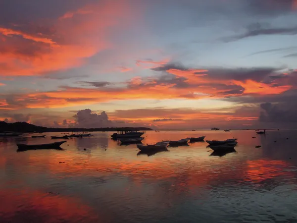 बाली पर नुसा लेम्बांग में मत्स्य पालन नावों पर सूर्य उदय — स्टॉक फ़ोटो, इमेज