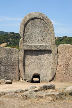 Devleri S'ena ve Thomes Dorgali yakınındaki Türbesi
