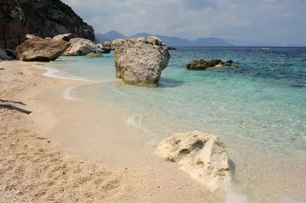 A beach, Cala Mariolu strandjait a szigeten, Szardínia, Olaszország — Stock Fotó