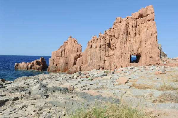 Roca Roja en la costa de Arbatax en la isla de Cerdeña, Italia —  Fotos de Stock