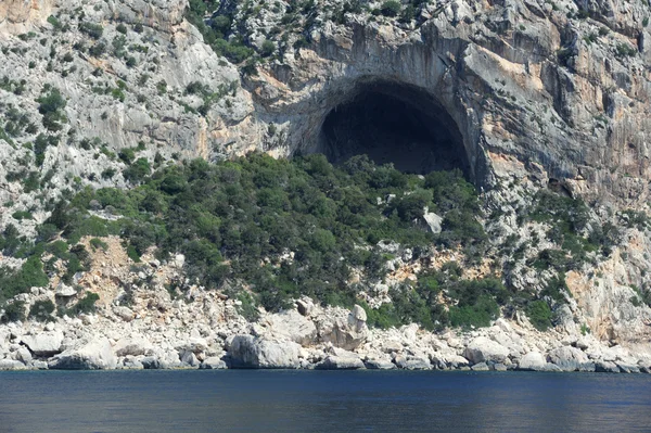 La costa de Cala Gonone en la isla de Cerdeña, Italia — Foto de Stock