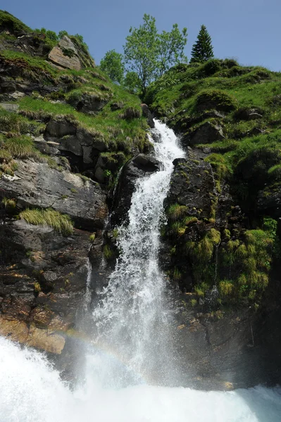 Cachoeira nos Alpes Suíços — Fotografia de Stock