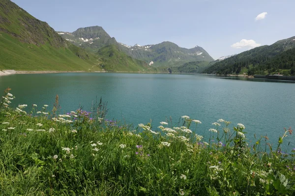 Величественное горное озеро Ритом в Швейцких Альпах — стоковое фото