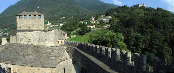 Het middeleeuwse kasteel van montebello — Stockfoto