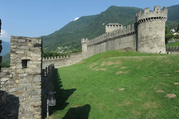 Det medeltida slottet montebello — Stockfoto