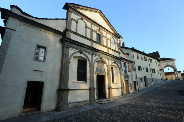 Kilise san antonio lake orta İtalya kutsal tepenin üzerinde — Stok fotoğraf