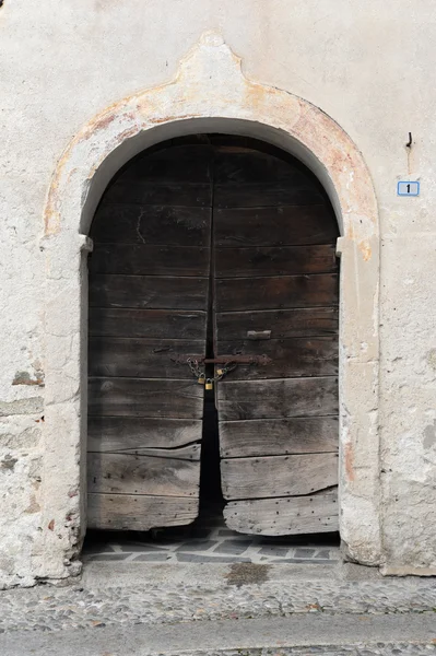 Puerta rural en el pueblo de Boleto sobre el lago Maggiore en Italia —  Fotos de Stock