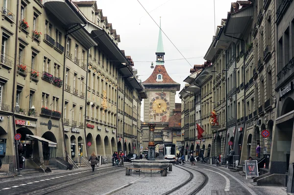 Callejón a la torre del reloj en Berna en Suiza — Foto de Stock
