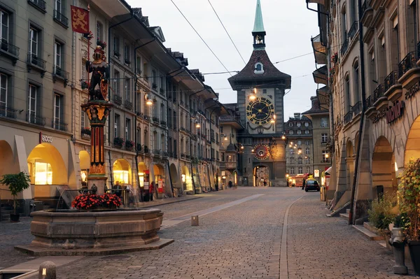 Sokağa at üzerinde İsviçre bern Saat Kulesi — Stok fotoğraf