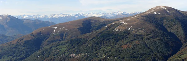 Colla dolinie w Alpach Szwajcarskich — Zdjęcie stockowe