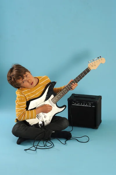 Jovem rapaz tocando guitarra — Fotografia de Stock