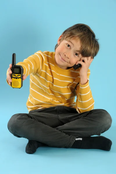 Garçon jouer avec un talkie-walkie — Photo