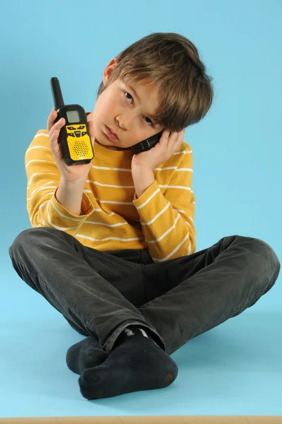 Menino brincando com um walkie talkie — Fotografia de Stock