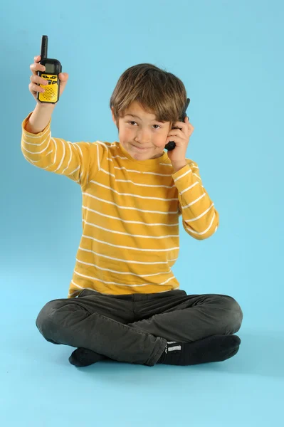 Chico jugando con un walkie talkie — Foto de Stock