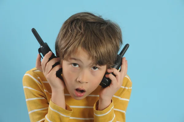 Junge spielt mit einem Walkie Talkie — Stockfoto