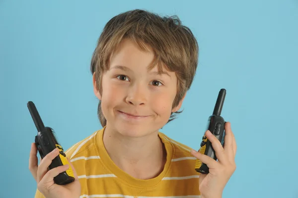 Menino brincando com um walkie talkie — Fotografia de Stock