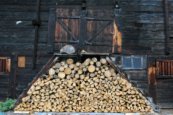 Typische valasianische Häuser typische valasianische Häuser mit Holz — Stockfoto