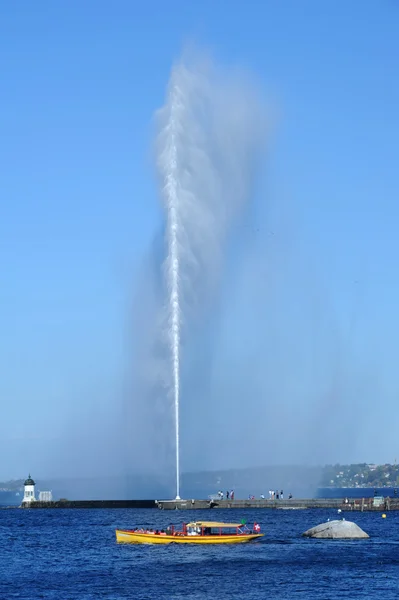 Proud vody Ženevského jezera v Ženevě na Švýcarsko — Stock fotografie