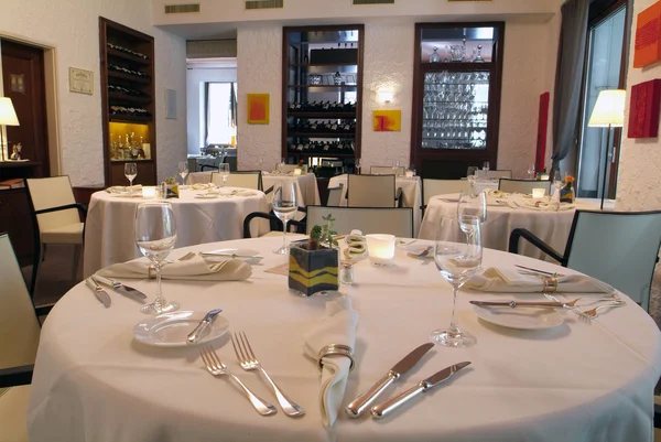 Interni del ristorante, tavolo — Foto Stock