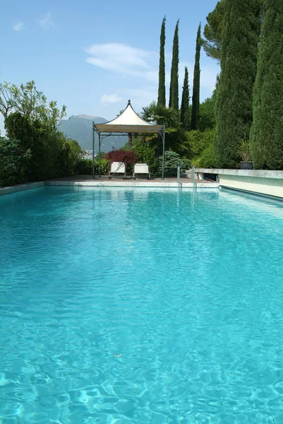 Schöner Pool am Haus, Schweiz, Ticino — Stockfoto
