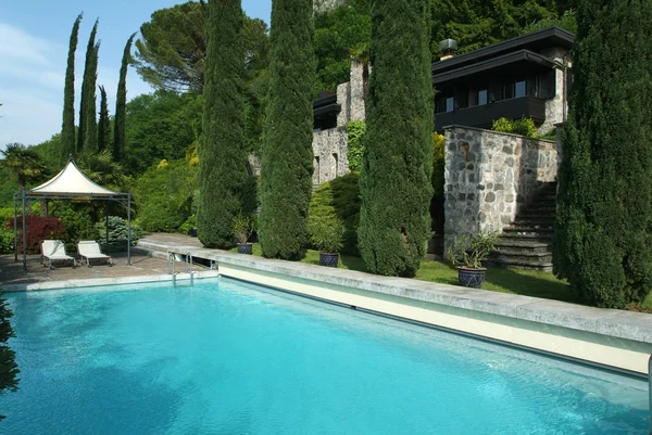 Vacker pool på hus, Schweiz, ticino — Stockfoto