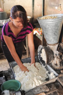 Kız suchitoto tortilla salçası yoğurmak