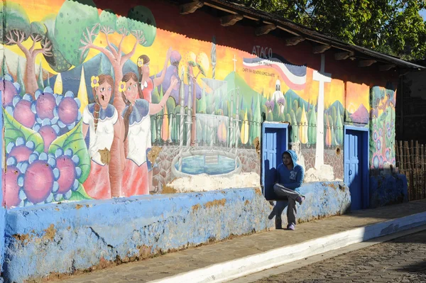 Człowiek siedzi w pobliżu mural w ataco — Zdjęcie stockowe