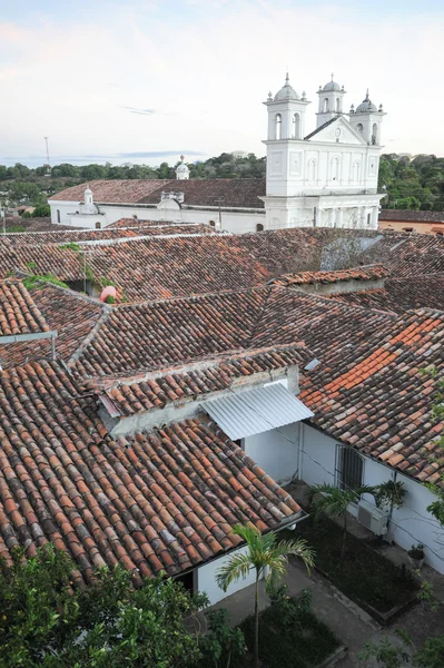 Дахи колоніальний місто suchitoto — стокове фото