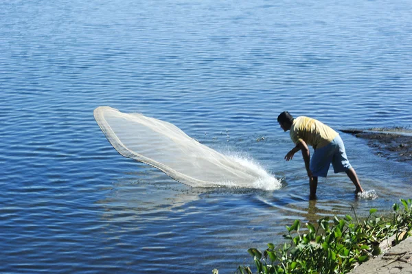 Pêcheur à Puerto San Juan sur le lac Suchitlan près de Suchitoto — Photo