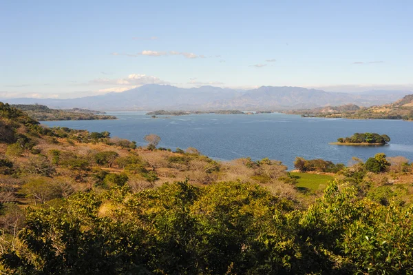 Suchitoto の近くの湖 suchitlan で表示します。 — ストック写真