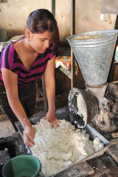 Girl knead tortilla paste at Suchitoto — Stock Photo, Image