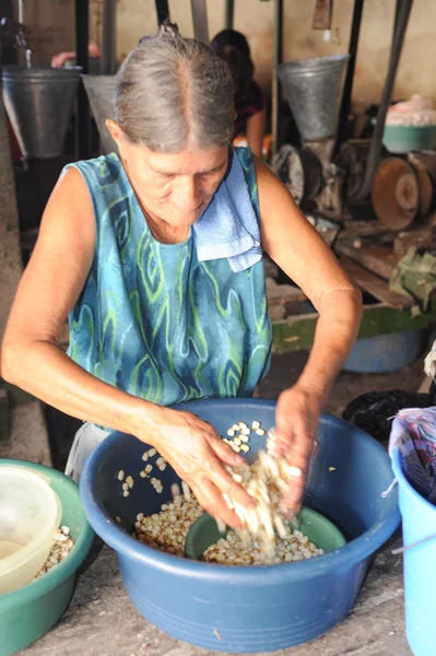 Woman knead corn for tortilla paste at Suchitoto — Stock Photo, Image