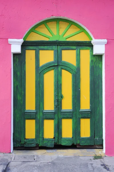 Colorfull front door at Suchitoto — Stock Photo, Image