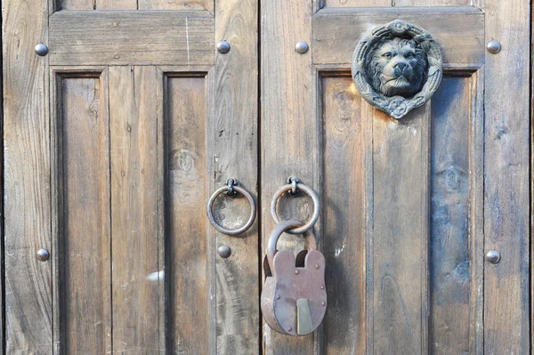 Haustür bei suchitoto — Stockfoto