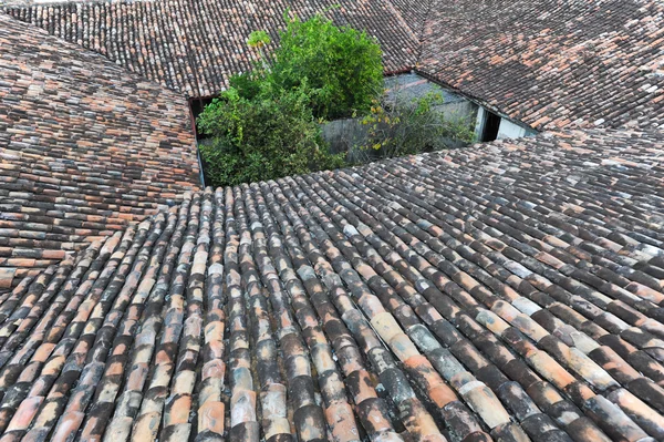 Hustaken i koloniala staden av suchitoto — Stockfoto