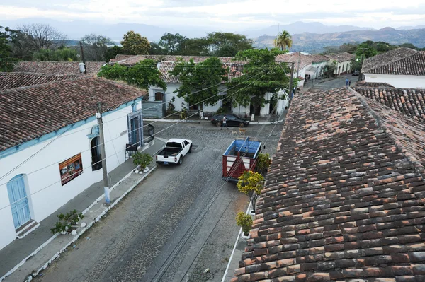 Дахи колоніальний місто suchitoto — стокове фото