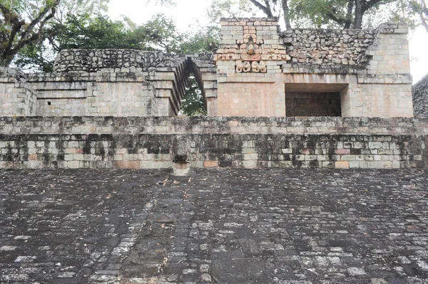 Пирамида в руинах майя — стоковое фото
