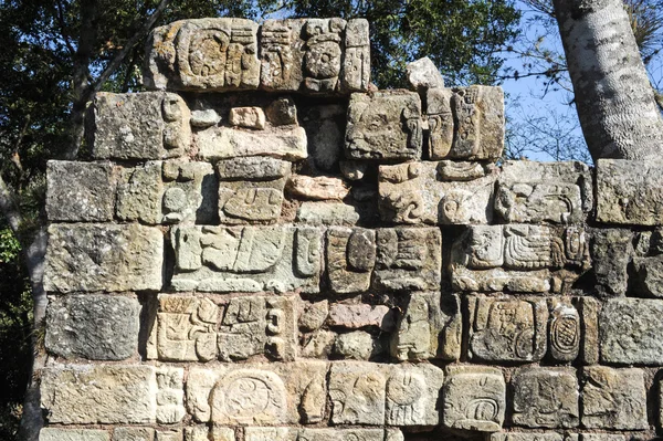 Καταστράφηκε τοίχο με ανάγλυφο — Φωτογραφία Αρχείου