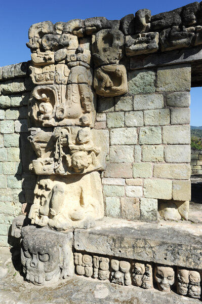 Разрушенная стена с барельефом
