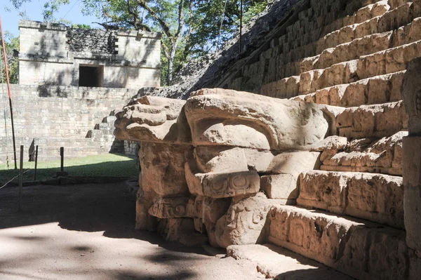 Aged steps in Mayan ruins — Stock Photo, Image