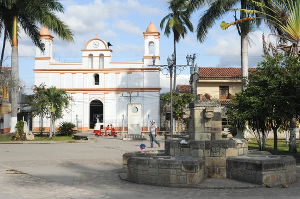 Koloniální kostel copan ruinas — Stock fotografie