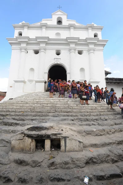 Persone vicino alla chiesa — Foto Stock