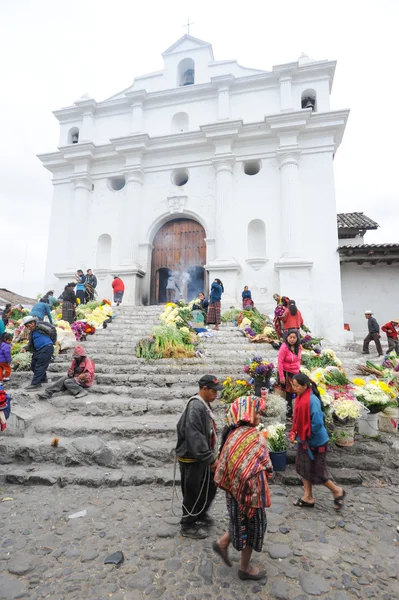 Indios frente a la iglesia —  Fotos de Stock