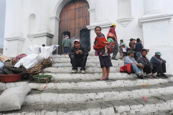 Indiani di fronte alla chiesa — Foto Stock