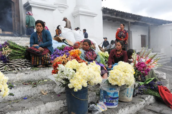 Ženy prodává květiny — Stock fotografie